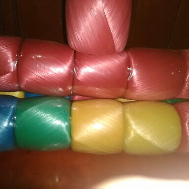 イエメンで卵を詰めるためのカラフルなPPラフィアストリング